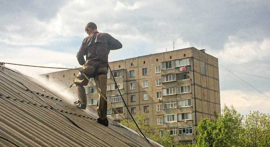 Гідроструменеве очищення даху для подальшого фарбування в місті Вінниця