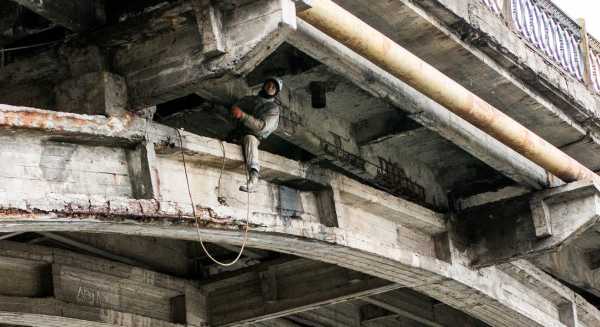 Фото ремонту моста в Вінниці промисловими альпіністами компанії "Сніжний Барс"